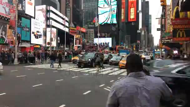 NEW YORK CITY, USA - 2 OTTOBRE: Times Square Time lapse, caratterizzato da taxi, negozi e cartelli animati a LED, è un simbolo di New York e degli Stati Uniti, 2 ottobre 2016, New York — Video Stock