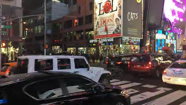 NEW YORK CITY, USA - 2 OTTOBRE: Times Square Time lapse, caratterizzato da taxi, negozi e cartelli animati a LED, è un simbolo di New York e degli Stati Uniti, 2 ottobre 2016 — Video Stock