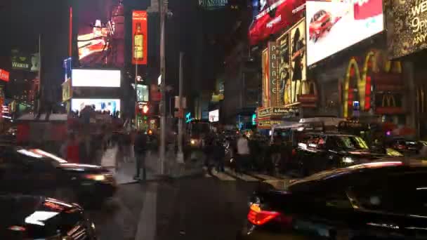 뉴욕시, 미국-10 월 2: 타임 스퀘어 시간 경과, 택시 택시, 상점과 애니메이션된 Led 표지판, 프리미엄은 뉴욕시와 미국, 10 월 2 일, 2016 — 비디오