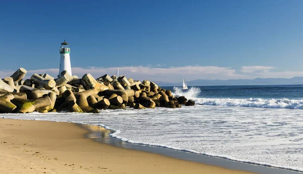 Deniz feneri Walton Santa Cruz kıyısında — Stok fotoğraf