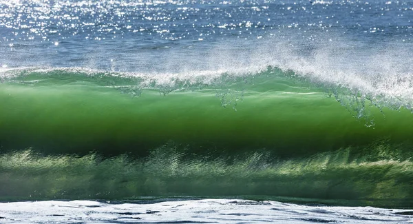 Spray przerwy duża fala na Oceanie Spokojnym — Zdjęcie stockowe