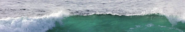 Spray de quebra de onda grande no Oceano Pacífico — Fotografia de Stock