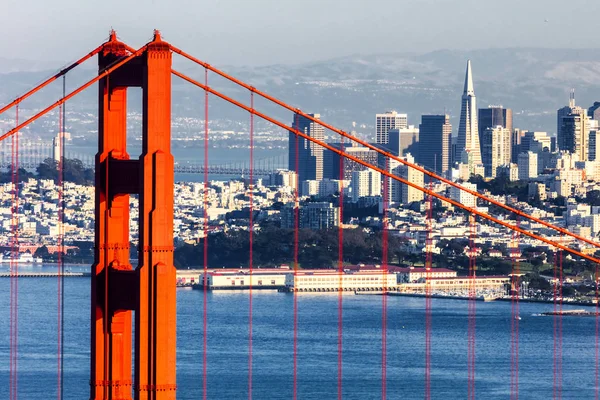 San Francisco con el puente Golden Gate —  Fotos de Stock