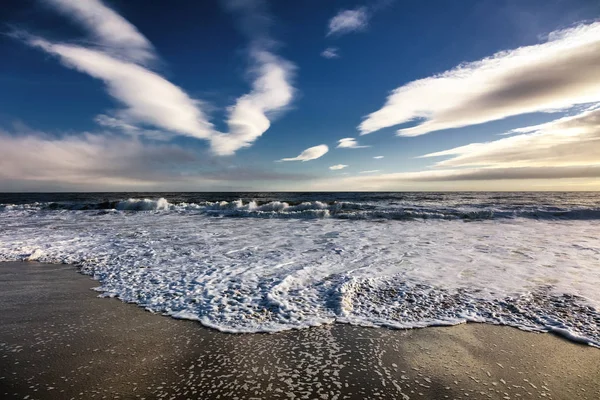 美丽的风景在海边，海浪和海滩 — 图库照片