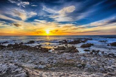 Deniz kıyısında, dalgalar ve plaj güzel sahne