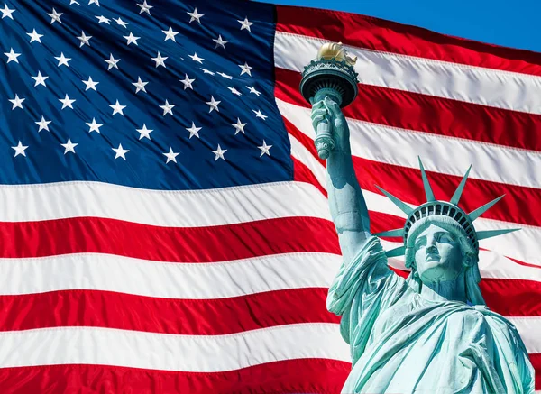 Socha svobody a americké vlajky — Stock fotografie