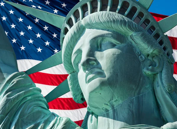 Άγαλμα της ελευθερίας και την αμερικανική σημαία 免版税图库图片