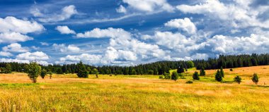 Dağlarda muhteşem bir gün batımı.