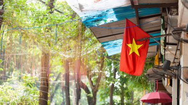 Kırmızı bayrak Vietnam çırpınan bir altın yıldız ile 
