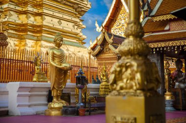 Altın pagoda ne Phra Doi Suthep Chiangmai Tayland