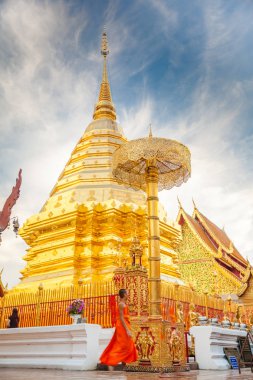 Altın pagoda ne Phra Doi Suthep Chiangmai Tayland