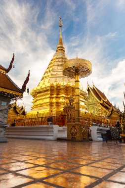 Altın pagoda ne Phra Doi Suthep Chiangmai Tayland