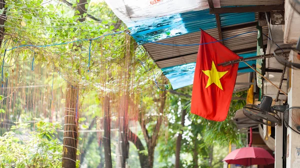 Kırmızı bayrak Vietnam çırpınan bir altın yıldız ile 