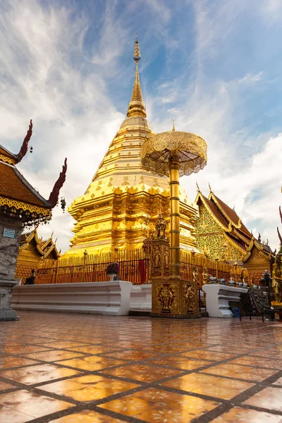 Arany pagoda wat Phra That Doi Suthep Chiangmai Thaiföld — Stock Fotó