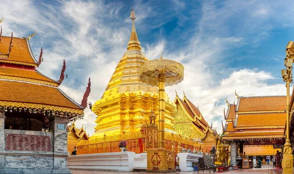 Golden mount a Wat Phra hogy Doi Suthep, Hdr tónusbeállítás color stílus — Stock Fotó