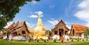 Turist ziyaret Phra Singh Tapınağı Chiang Mai, Tayland.