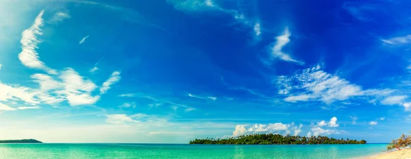 Praia tropical bonita com palmeiras, areia branca, água azul-turquesa do oceano e céu azul — Fotografia de Stock