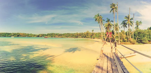 Mare blu e cielo blu — Foto Stock