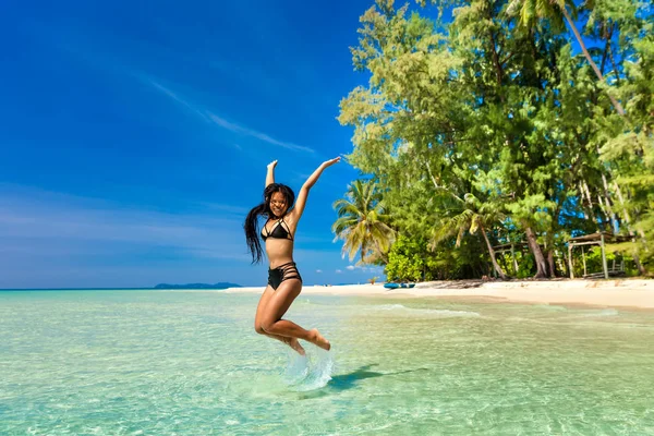 Young sexy woman in bikini enjoy summer vacation — Stock Photo, Image