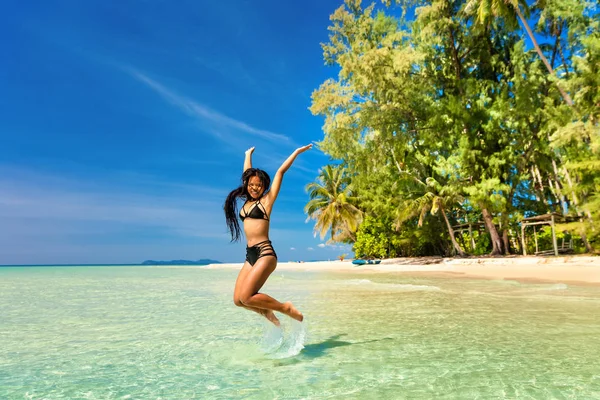 Giovane donna sexy in bikini godersi le vacanze estive — Foto Stock