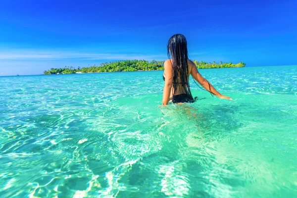 Young lady into tropical blue sea with snorkeling gear at sunny day — Stock Photo, Image