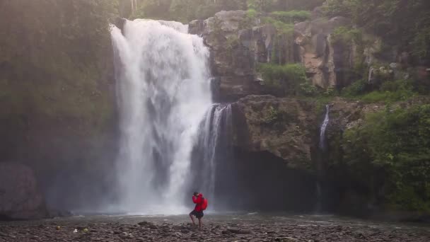 Водопад, скрытый в тропических джунглях — стоковое видео