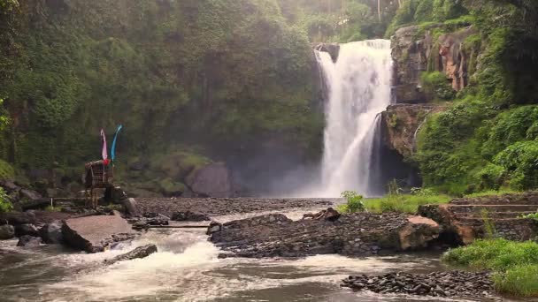 Водопад Тегенунган на острове Бали Индонезия - путешествия и природный фон — стоковое видео