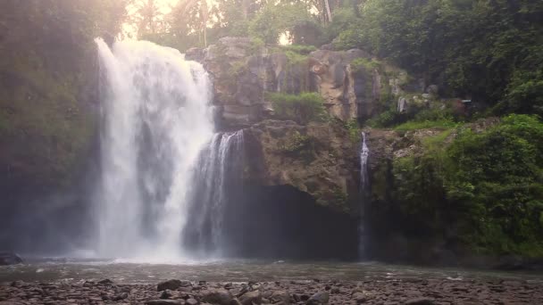 Tegenungan Vodopád na ostrově Bali Indonésie - cestování a přírodní zázemí — Stock video