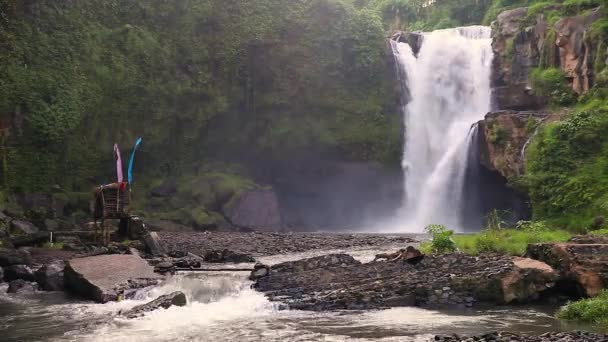 这是巴厘岛的景点之一的视频显示瀑布 — 图库视频影像