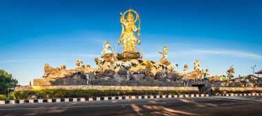 Panoramik fotoğraf geleneksel Balinese hindu taş heykel sanat 