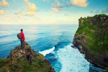 başarı bir dağın tepesinde bir görkemli sunrise kutlama uzun yürüyüşe çıkan kimse