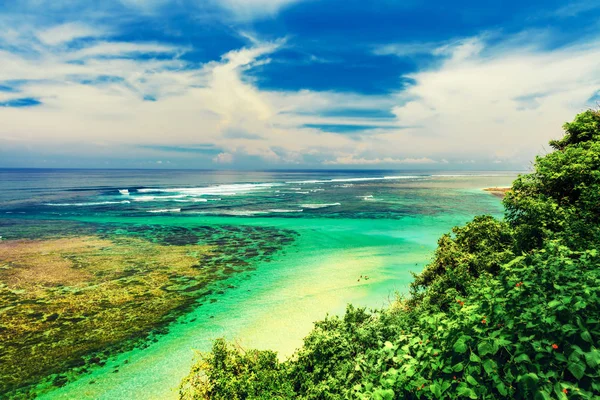 Tropikalnej plaży w bali — Zdjęcie stockowe