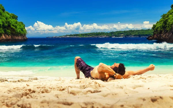 Bir dalga deniz odaklanmak. Adam backpacker keyfini yaz tatili üzerinde tropikal Adası bali, Endonezya plaj