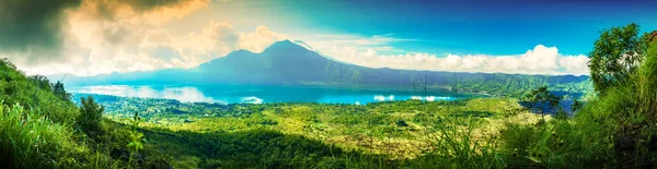 バトゥール山 - インドネシア ・ バリ島の上からの美しい日の出 — ストック写真