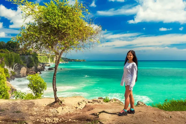 Young woman enjoys spectacular view Tropical beach Jimbaran Bali — Stock Photo, Image