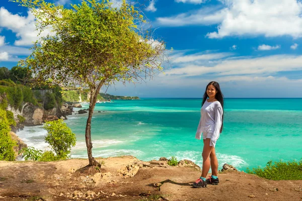 Genç kadın manzarası tropikal plaj Jimbaran Bali sahiptir