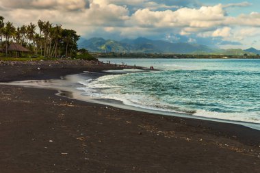 Peyzaj: Siyah volkanik plaj tropikal Adası'nda günbatımı