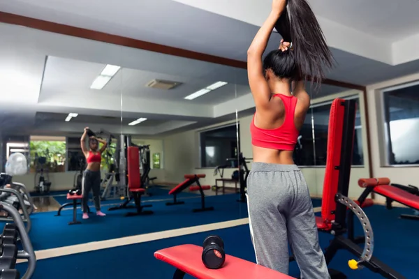  Egzersiz yaparken spor giyim kadın