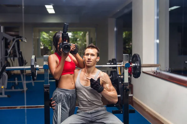 erkek ve kadın spor salonunda egzersiz