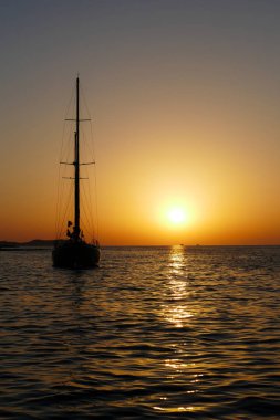 gün batımında yelkenli
