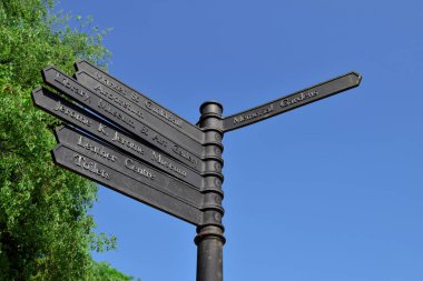 Yol işareti Walsall şehir merkezinde güzel bir günde