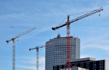 Birmingham Şehir merkezinde üç Vinçler