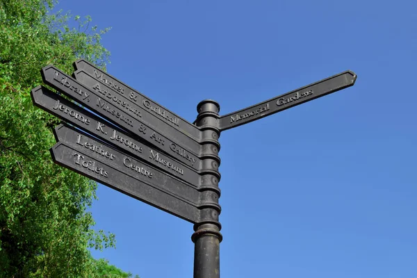 Yol işareti Walsall şehir merkezinde güzel bir günde
