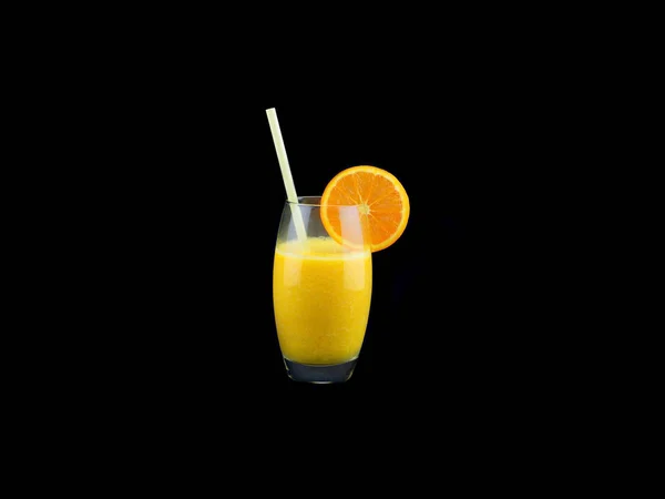 Ein Glas mit frischem Orangensaft — Stockfoto