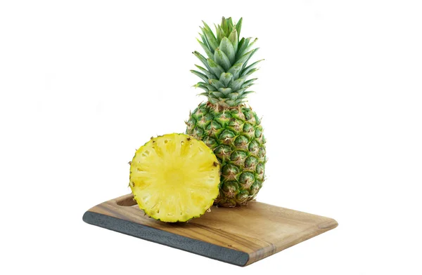 Un ananas mûr et demi sur la planche de bois — Photo