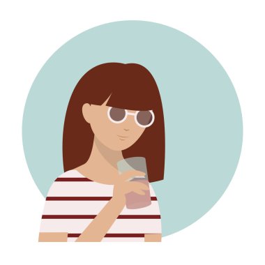 Çizgili bluzlu ve güneş gözlüklü tatlı kız smoothie içiyor. Yaz zamanı. Karakter tasarımı. Tasarım kartları, defter, dükkan, poster şablonu.