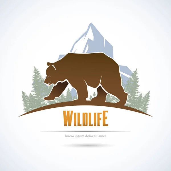 Imagem de um urso marrom selvagem em um fundo de floresta e montanhas . — Vetor de Stock