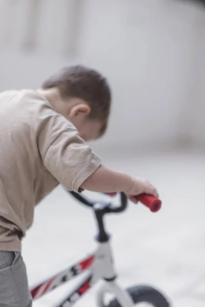 Aprender a andar en bicicleta —  Fotos de Stock