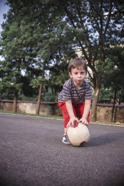 A Criança Está Jogando Com Bolas Coloridas De Madeira. Jogo Para Crianças  Fotos, retratos, imágenes y fotografía de archivo libres de derecho. Image  93615103