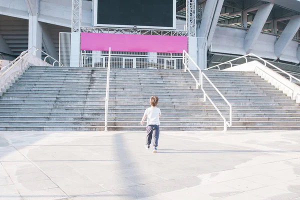 Kid Närmar Sig Trappor Stor Stadion — Stockfoto